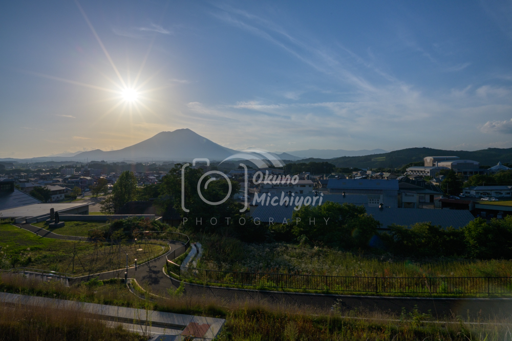 Z7+20mm f/1.8Gで夕日と岩手山を撮った