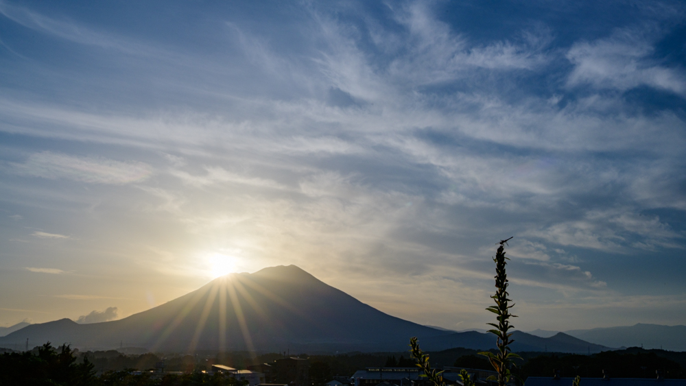 夕日が岩手山に丁度かかって光条がきれいに伸びた